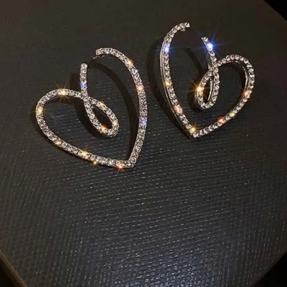 Glamourous Heart Earrings  ✨️❤️ - Picture 8 of 10